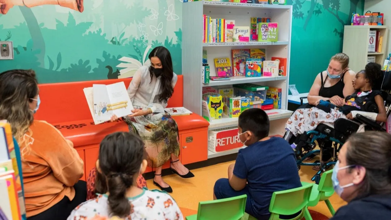 Meghan Markle le-a citit povești copiilor bolnavi într-o ținută de peste 4.200 de dolari: ”Sperăm că a și donat!”