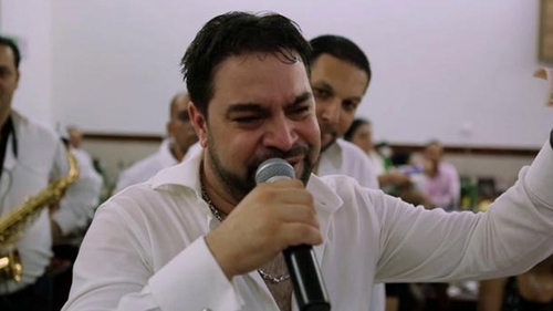 Ea este femeia care ii da putere lui Florin Salam! Bruneta e alaturi de cantaret la toate show-urile! Uite cum s-a distrat cu el