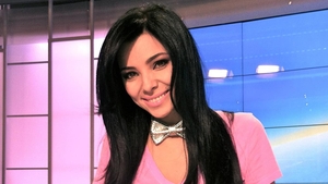 Corina Caragea are de facut o alegere dificila. O ajutati? "Pe care sa il aleg pentru jurnalul de diseara?"