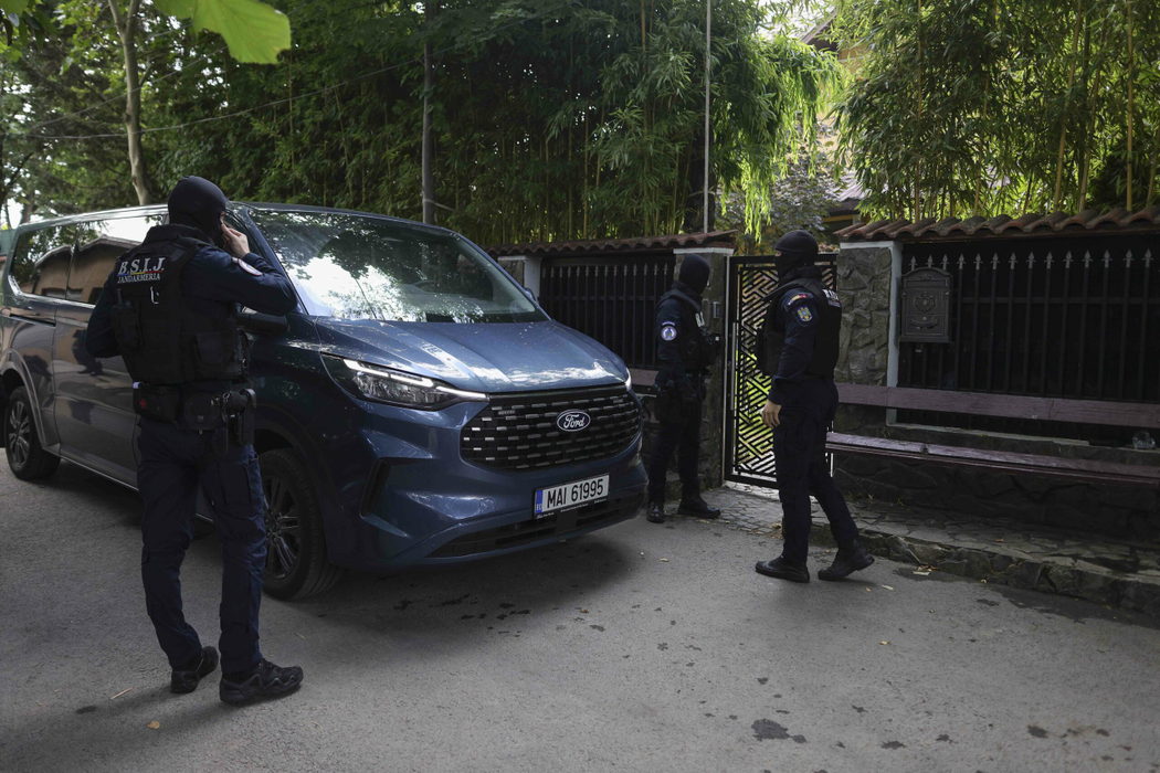 Piedone, vizitat de DNA! Sursa foto Inquam Octav Ganea