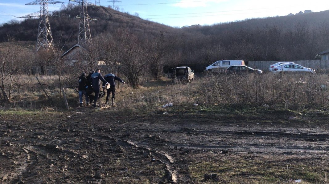 Șocant! Femeie moartă, dezbrăcată și plină de sânge, în zona genitală, găsită pe un câmp din Iași