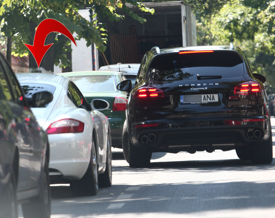 Odată ajuns acasă, Alex a parcat chiar lângă automobilul alb, chiar cel recuperat de Oana în urma deciziei date de instanţă