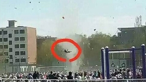 VIDEO - Imagini demne de filmele horror! O fetiţă a fost luată pe sus LA PROPRIU de o tornadă 