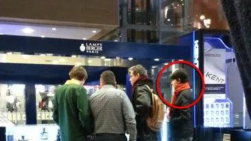 Invataturile fostului ministru de externe catre fiul sau! Adrian Cioroianu i-a aratat baiatului cum se alege un parfum!