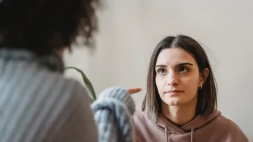 Scenariu de film! O ieșeancă îi cere „rivalei” în dragoste daune morale de 5.000 de euro