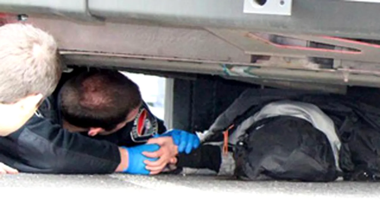 Erou in uniforma. Un politist american s-a bagat sub un autobuz, pentru a incuraja o femeie grav ranita