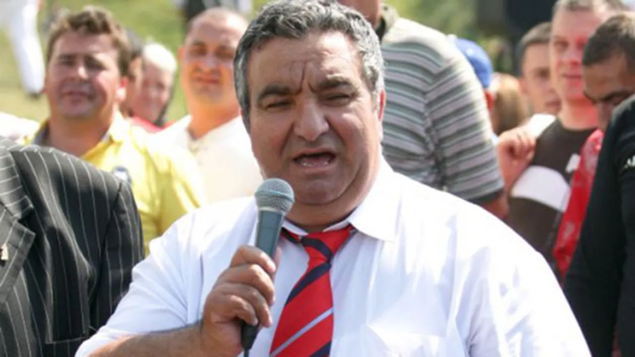 Trupul neinsufletit al regelui romilor a ajuns la Sibiu. 100.000 de oameni asteptati la inmormantarea care va avea loc vineri