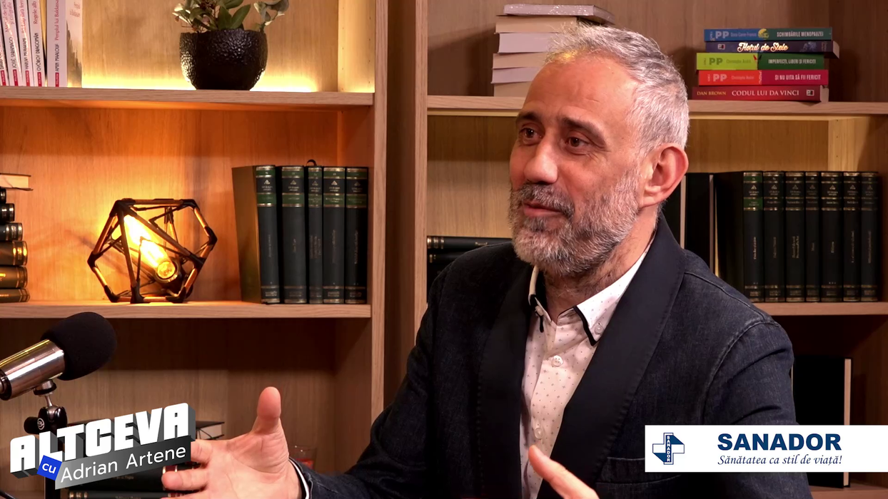 Regizorul Toma Enache este invitatul săptămânii în podcastul "ALTCEVA cu Adrian Artene", difuzat pe canalul de YouTube dedicat (Foto: captură video)