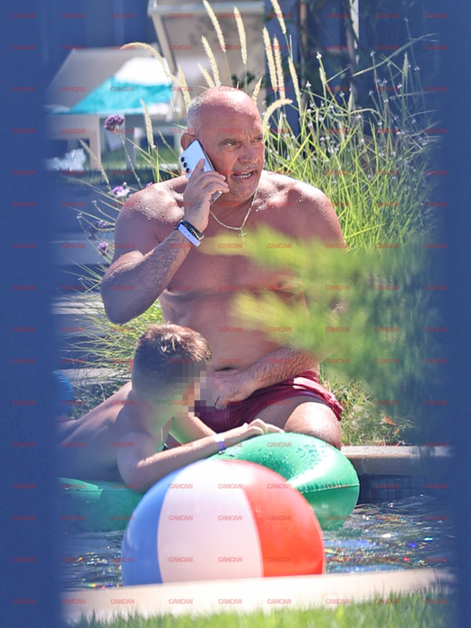 Florin Prunea, pe telefon la piscină