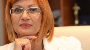 Fosta soţie a multimilionarului care a dărâmat piaţa asigurărilor umblă cu gărzi de corp până şi la coafor. E păzită ca preşedintele Iohannis! Carmen Adamescu nu coboară din maşină până nu se eliberează strada total, iar trei agenţi de securitate o supraveghează non-stop