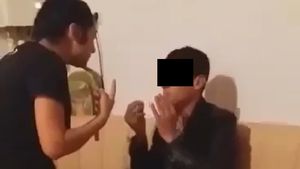 VIDEO ȘOCANT. Răzbunare odioasă, la Iași. Un copil a fost bătut și obligat să bea urina unei fete, după un conflict banal