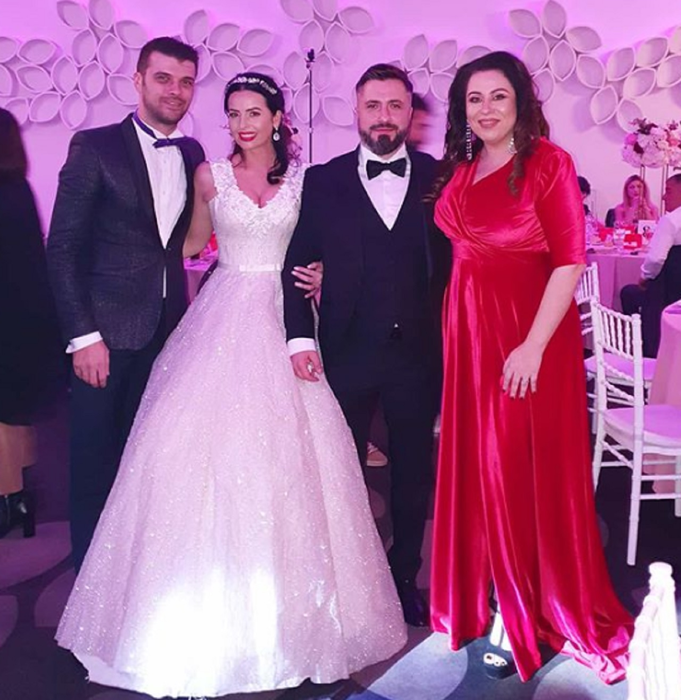 Oana Roman l-a iertat pe Marius Elisei! Cum s-au fotografiat cei doi la nunta unor prieteni apropiați