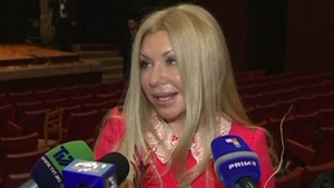 Mama lui Dan Balan a dat-o pe muzica tiganeasca. Tanti Ludmila nu e doar sexy la 54 de ani. Asculta ce voce are