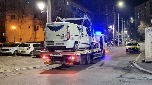 De-a râsu'-plânsu'! O mașină Fan Courier, parcată neregulamentar, a fost ridicată de Poliție cu tot cu colete. Val de reacții pe internet: ”Nu știam de ce nu mi-a ajuns frigiderul”