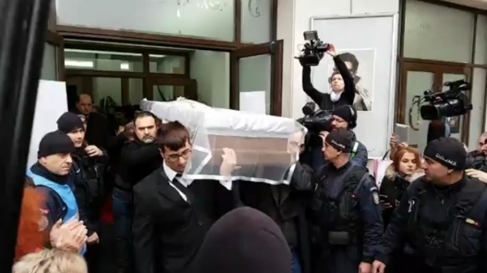 Semn rău la înmormântarea Stelei Popescu! Când au văzut ce s-a întâmplat, oamenii şi-au făcut cruce
