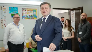 Crin Antonescu, însoțit de soție la alegerile prezidențiale. Motivul pentru care au oferit declarații în engleză