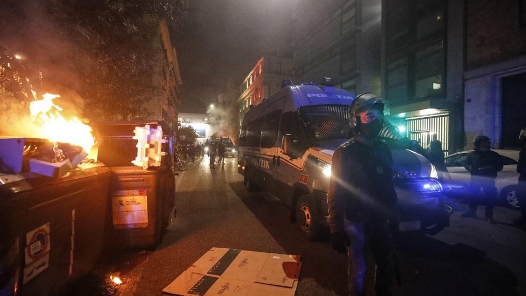 Europa, împânzită de manifestații anti-COVID. La Roma, forțele de ordine au folosit tunuri de apă împotriva protestatarilor