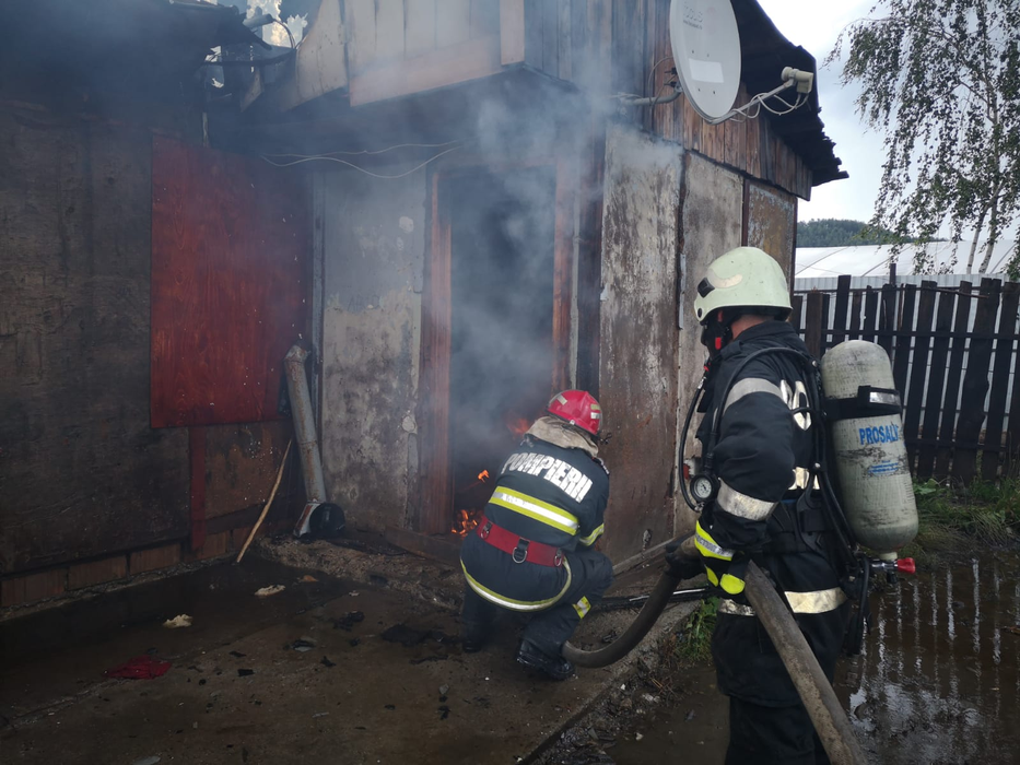 Tragedie. O familie din Moinești se zbate între viață și moarte, în urma unui incendiu care le-a ars casa și toată averea.