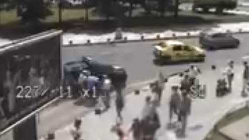 Scandal uriaș în București! Un bărbat a pierdut la păcănele și, de supărare, a bătut o femeie de pe stradă VIDEO