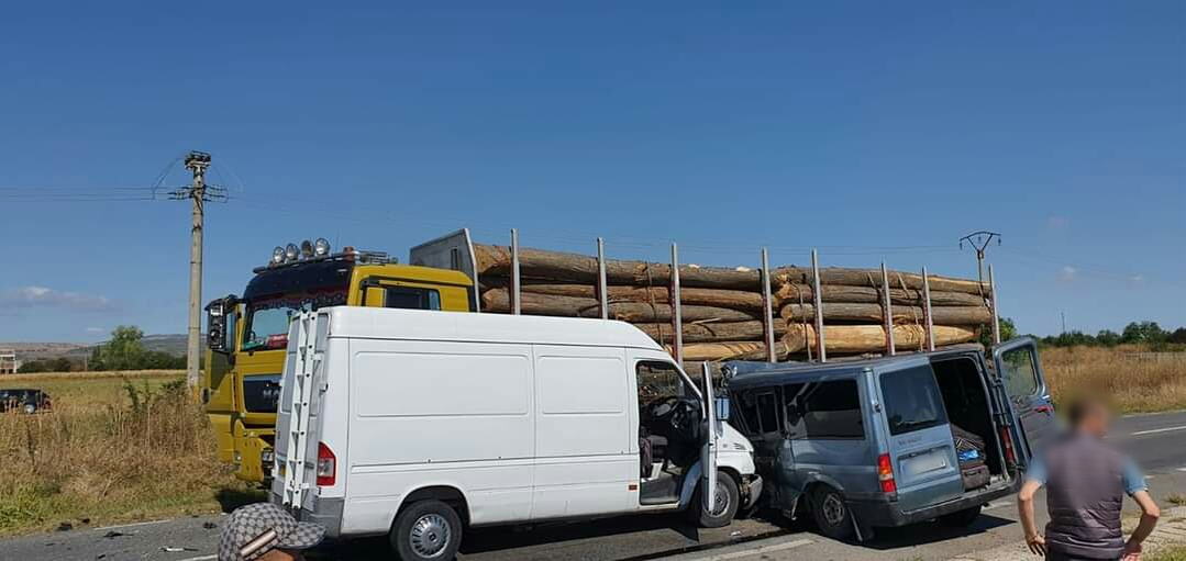 Accident cu 8 victime în Prahova. Un TIR și două dubițe s-au izbit. FOTO