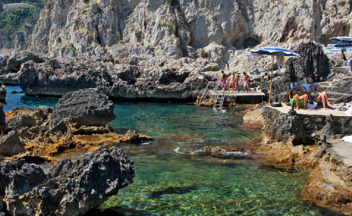 Credeați că în Mamaia e scump?! Câți euro costă un șezlong pe o plajă din Capri, supranumită „insula milionarilor”