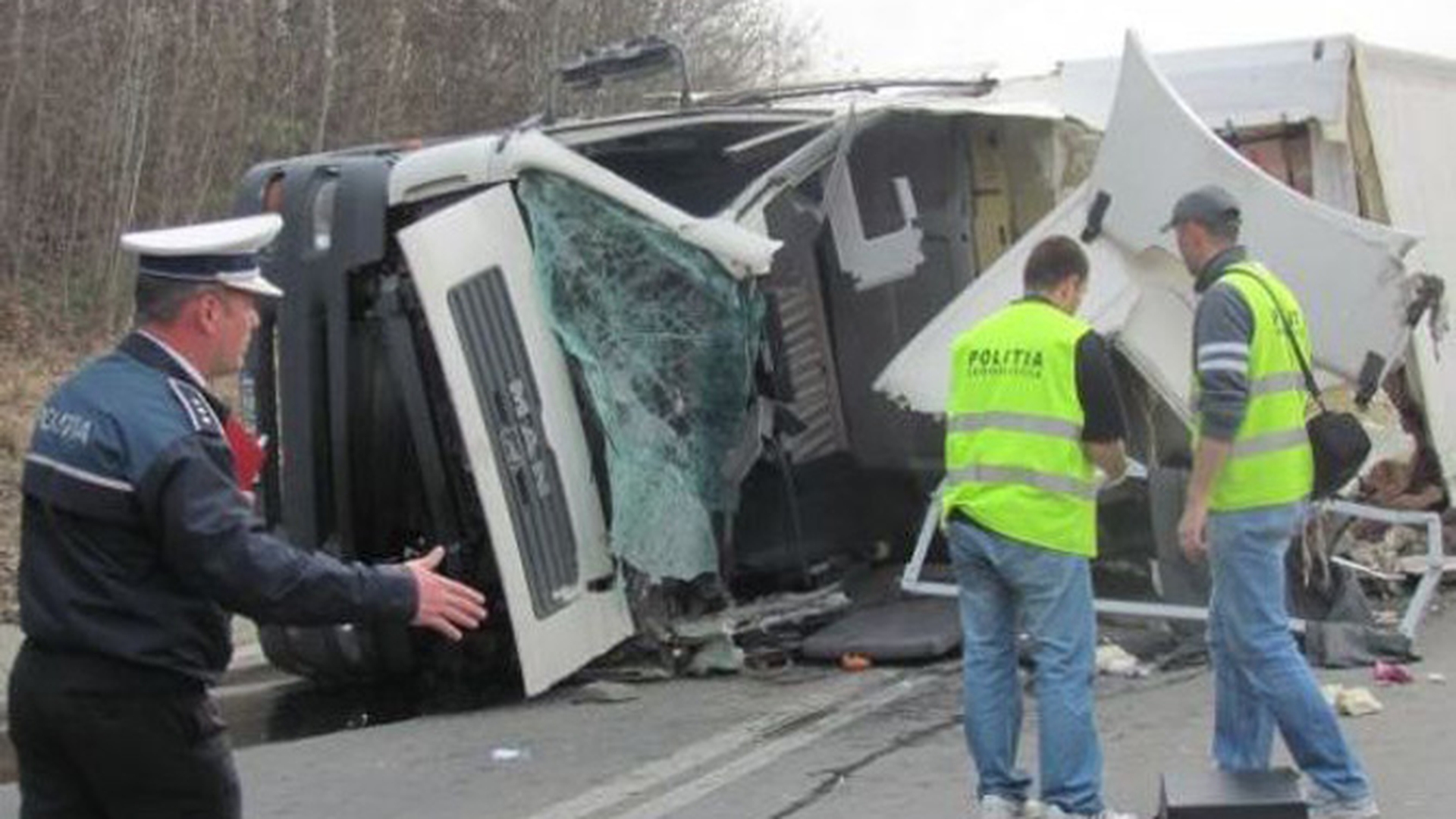 Cinci autoturisme au fost implicate intr-un accident pe DN 7! Trei persoane si-au pierdut viata