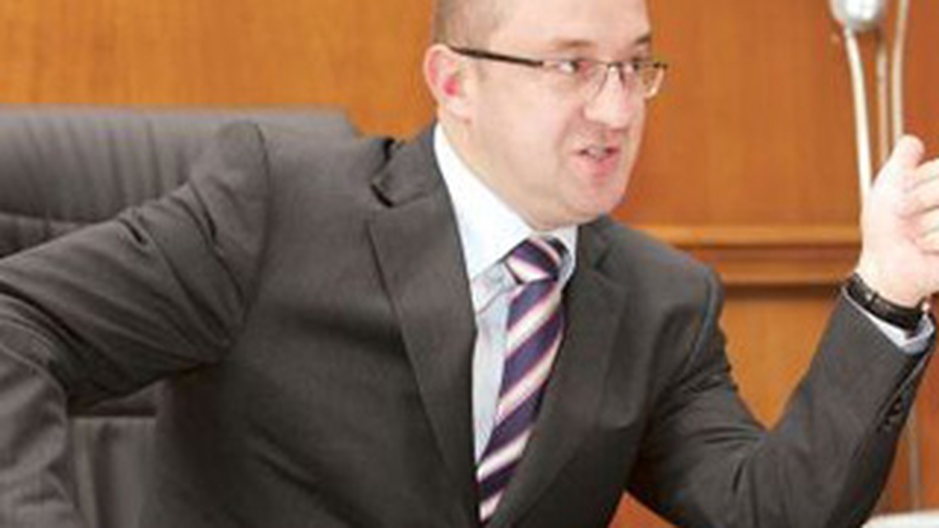 Sorin Blejnar trebuie sa preda Politiei armele pe care le detine, dupa ce a primit interdictie