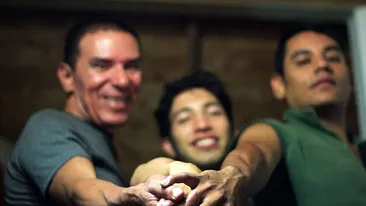 Căsătoria în TREI! Prima ţară din lume care a legalizat uniunea poliamoroasă a bărbaţilor