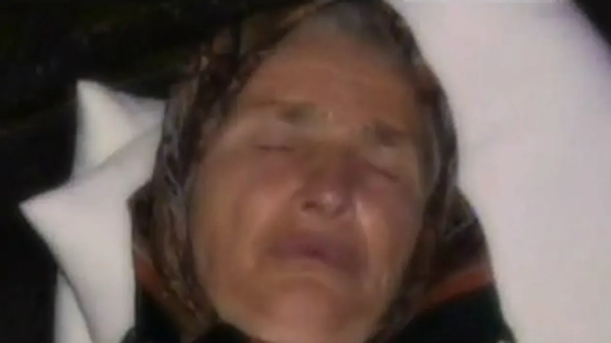 Uite cum doarme bunica Oanei Lis la nunta nepoatei ei!