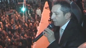 Imagini halucinante cu iubitul Larei Saban, in ziua marii condamnari! Ce a putut sa tina pe mana in fata a mii de oameni!