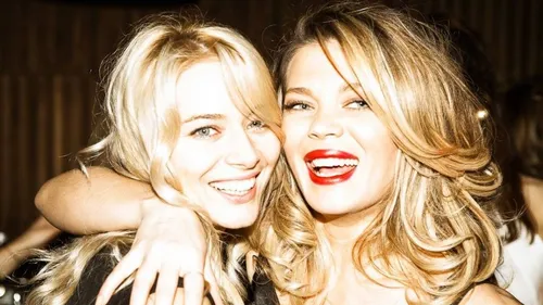 Cum au reacţionat Gina Pistol şi Laura Cosoi când au dat nas în nas, la un eveniment! Toţi au rămas mască