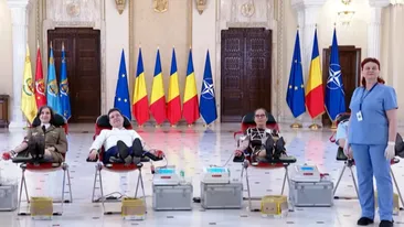 Imaginea cu Nicușor Dan, întins între două doamne, a devenit virală: ”Am crezut că e AI! Dă foarte rău”