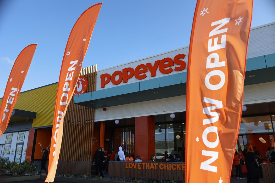 Popeyes România deschide primul restaurant de tip Drive-Thru din țară