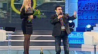 VIDEO Adi Minune ii face avansuri Simonei Gherghe?: "Ti-am adus un cos de trandafiri"
