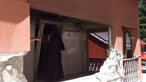 FOTO / Explozie puternică, la o mănăstire din Neamț. Mai multe persoane au suferit arsuri