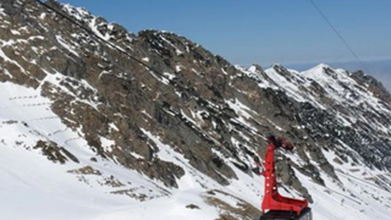 Aproape 40 de turisti au ramas blocati la Balea Lac din cauza vantului puternic!