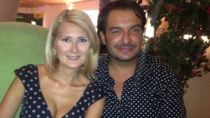 Un celebru barbat de la noi socheaza! A recunoscut ca este HOMOSEXUAL, dar a fost fotografiat sarutandu-se cu o FEMEIE