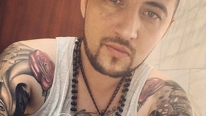 Le-a pus la munca de barbat si pe colega si pe iubita lui! Uite ce a facut F. Charm cu doua bombe-sexy pe o plaja pustie