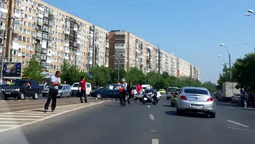 Accident teribil in Bucuresti. Motociclist grav ranit, dupa impactul cu un autoturism