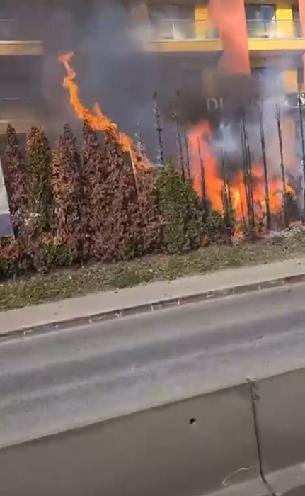 Incendiu în Pipera! Focul s-a extins și la o țeavă de gaz. O echipă Distrigaz a ajuns la fața locului, iar numeroși oameni au fost evacuați