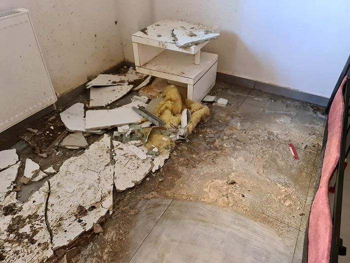 Tavanul apartamentului a căzut peste mobilier