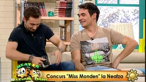 Dintr-una în alta! După ce ieri a căzut cu masa, azi şi-a dat cafeaua pe pantaloni! "S-a udat ariciul"! Oare ce a păţit Dani?
