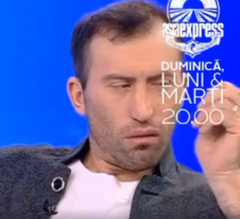 Uite pe cine face Acces Direct vedetă! Viorel, soțul Vulpiței se scobește în nas fără nicio jenă, la televizor