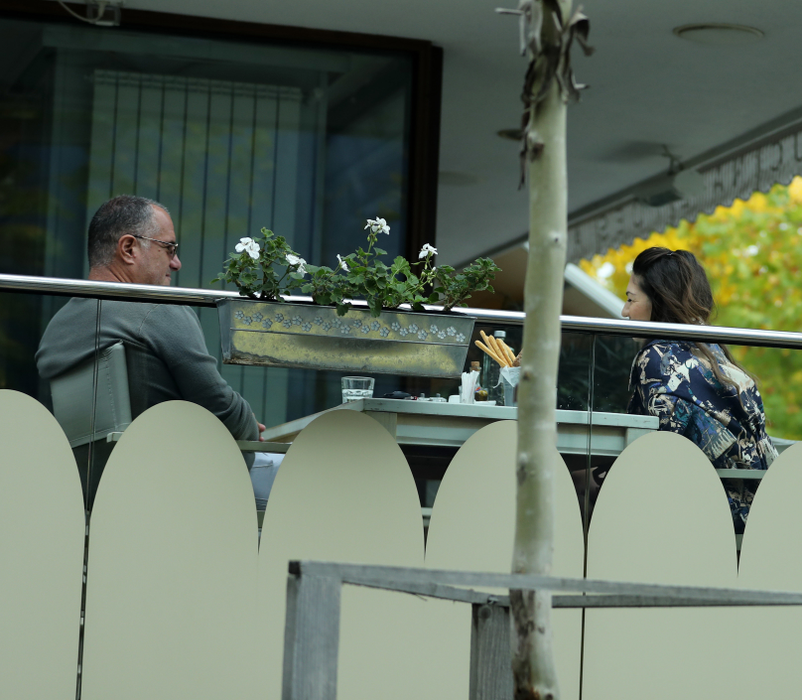 Afaceristul şi noua sa cucerire s-au relaxat la o terasă