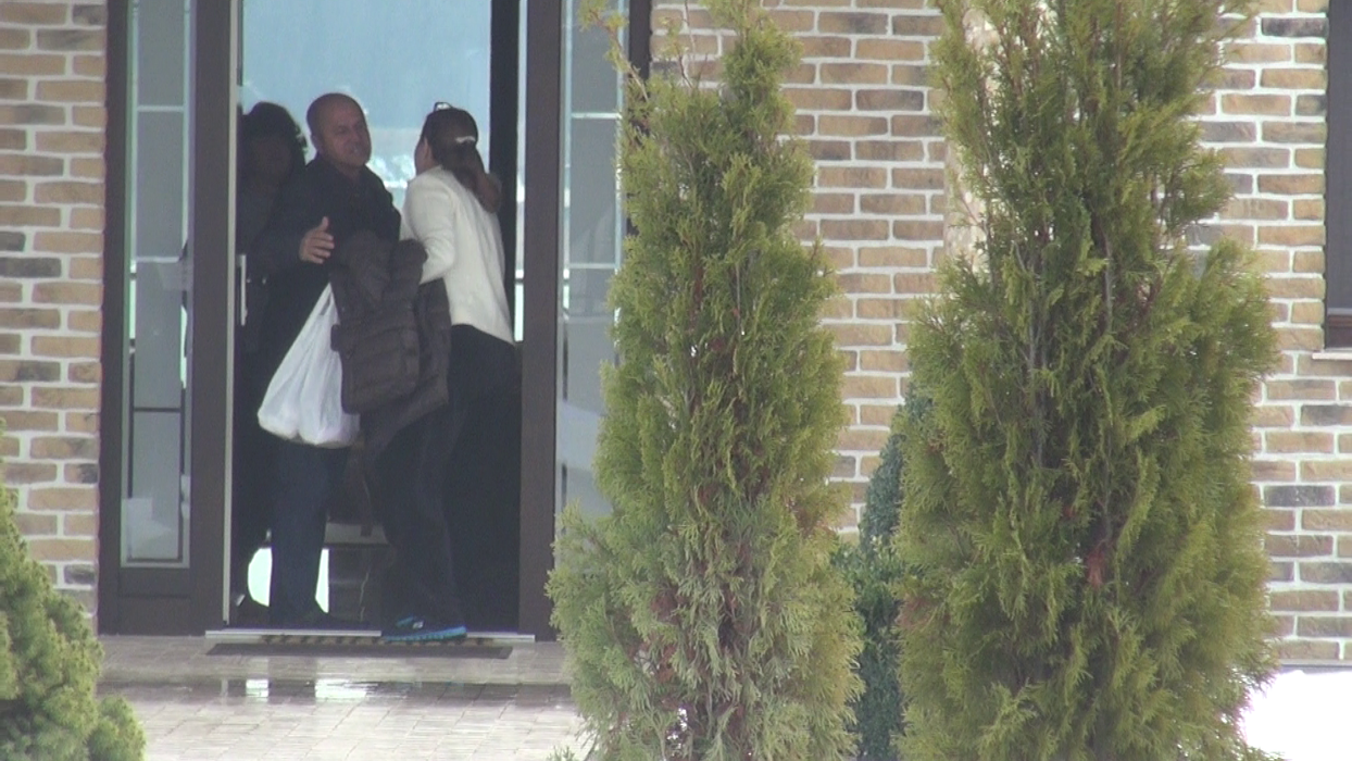 IANUARIE 2016. Mihaela şi Mircea Geoană au fost în vizită la Snagov, acasă la soţii Călina. Gazdele şi-au aşteptat musafirii la uşă, iar CANCAN.ro a filmat atunci primirea