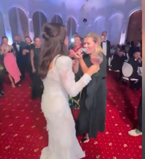 Gina Pistol a cântat la nunta Monicăi Bîrlădeanu cu Valeriu Gheorghiță! Așa n-ai mai văzut-o pe prezentatoarea MasterChef, de la PRO TV