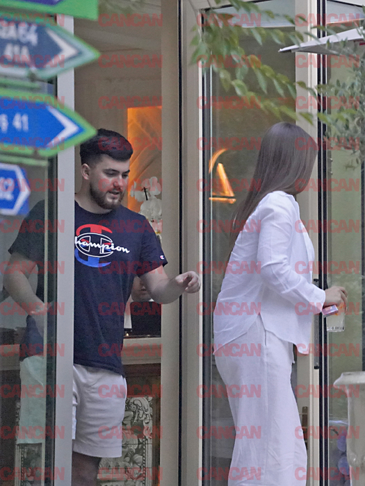 Iorga din Buzz House, apariție greu de trecut cu vederea. I s-au lipit ochii de decolteul ei!