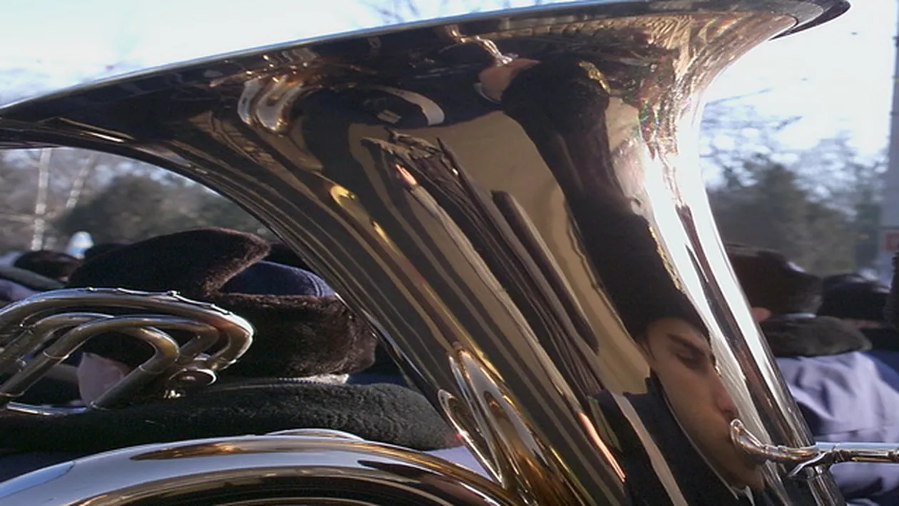 Cel mai neobisnuit obicei de 1 Mai! Vezi ce patesc localnicii dintr-un oras din Harghita