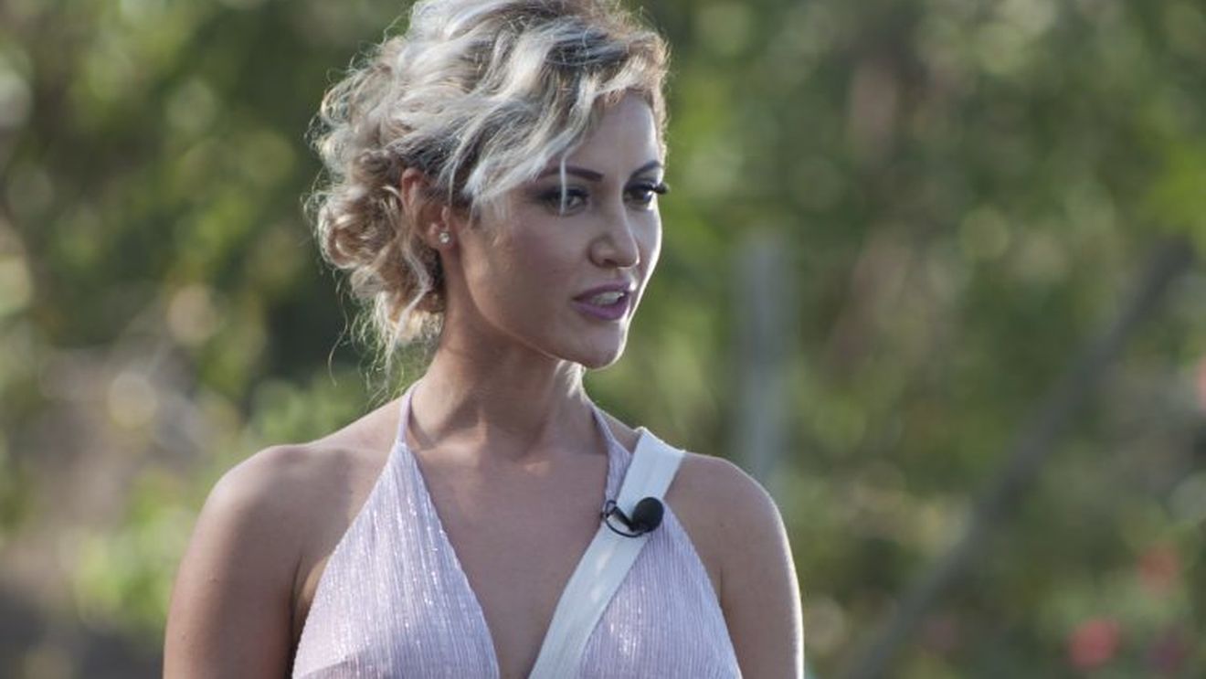 Ispita Nicoleta s-a fotografiat goală în pat! Imagine incendiară