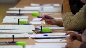 O operatoare dintr-o secție de vot din Cluj, reclamată că are decolteu „prea adânc, cu dantelă neagră”